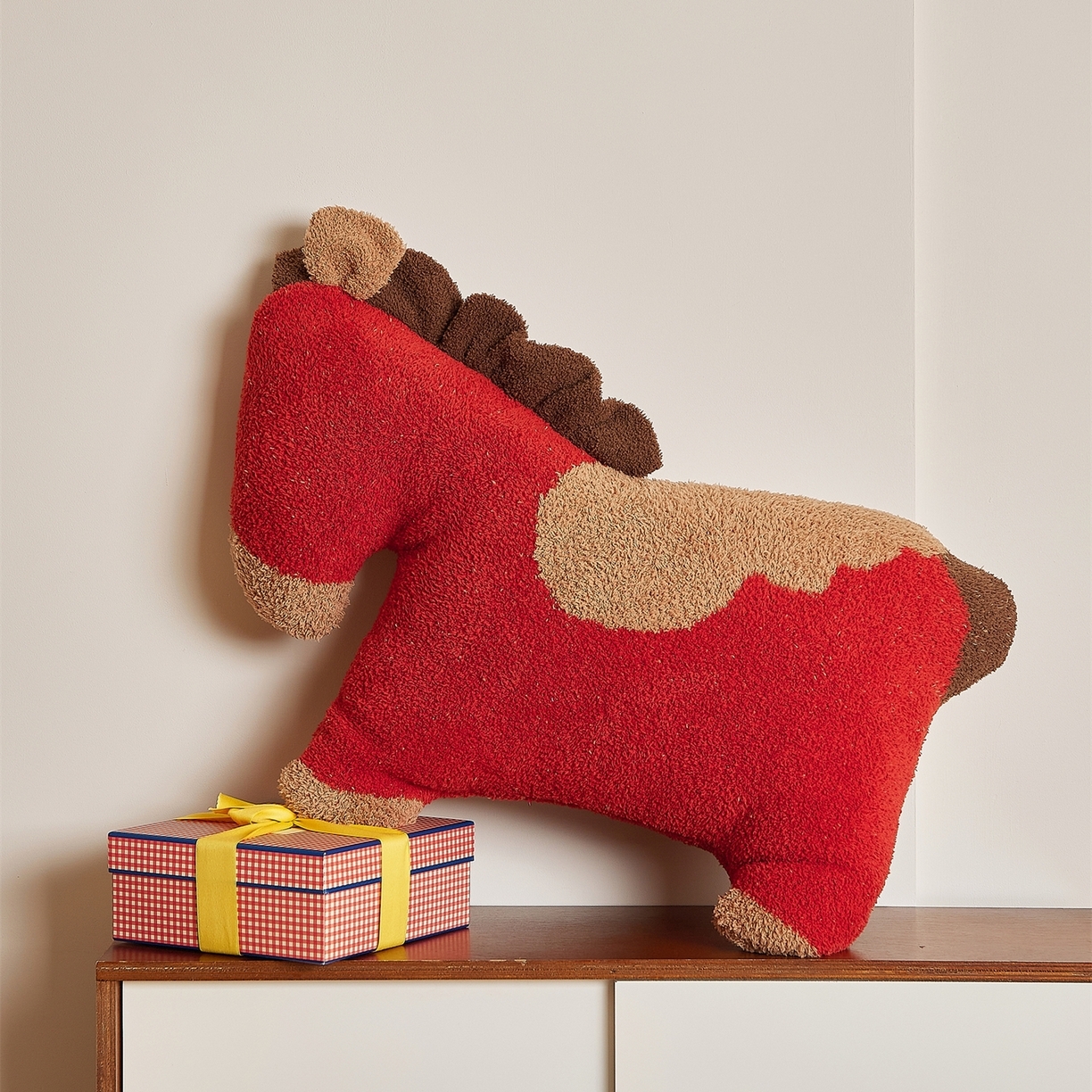 91家纺网 家纺一手货源 找家纺 （总）暖绵绵家纺 2026春夏新款针织毯毯子多功能盖毯+抱枕-马年米洛特