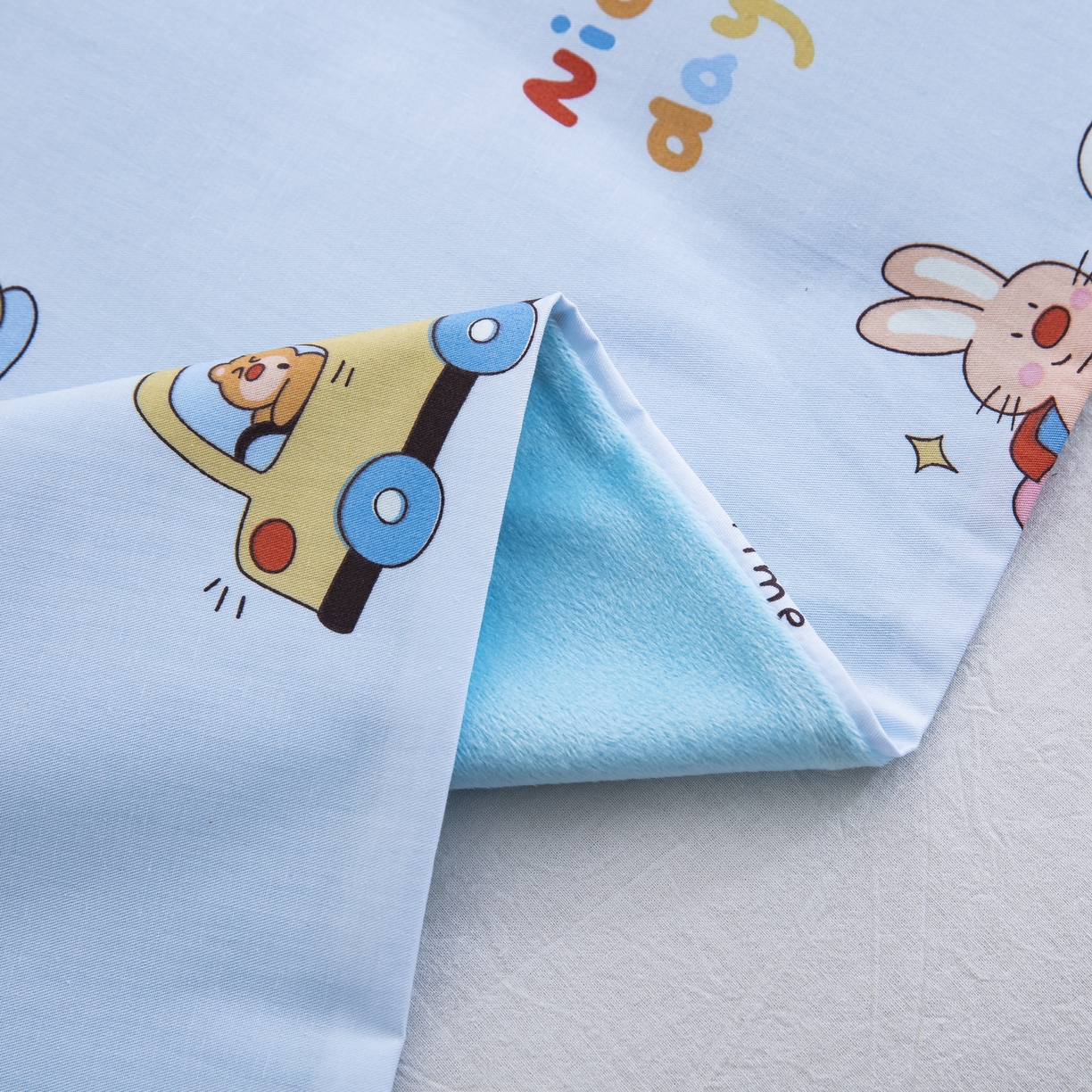 91家纺网 家纺一手货源 找家纺 乐秀 2026新款幼儿园双面四季款儿童床垫套+床垫芯 欢乐碰碰车