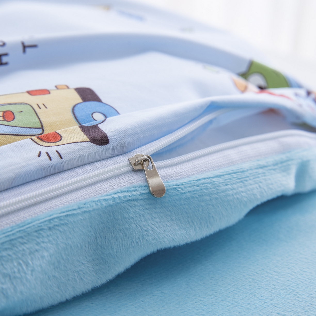 91家纺网 家纺一手货源 找家纺 乐秀 2026新款幼儿园双面四季款儿童床垫套+床垫芯 欢乐碰碰车