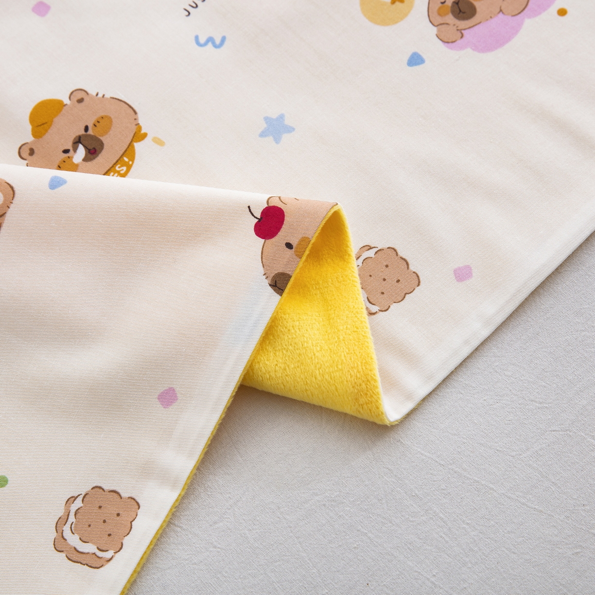 91家纺网 家纺一手货源 找家纺 乐秀 2026新款幼儿园双面四季款儿童床垫套+床垫芯 开心卡皮巴拉