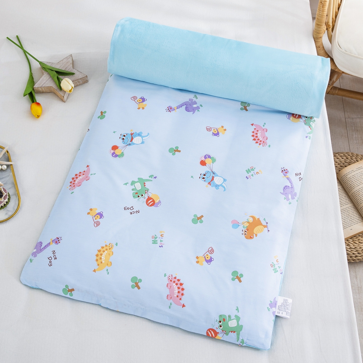 91家纺网 家纺一手货源 找家纺 乐秀 2026新款幼儿园双面四季款儿童床垫套+床垫芯 恐龙派对