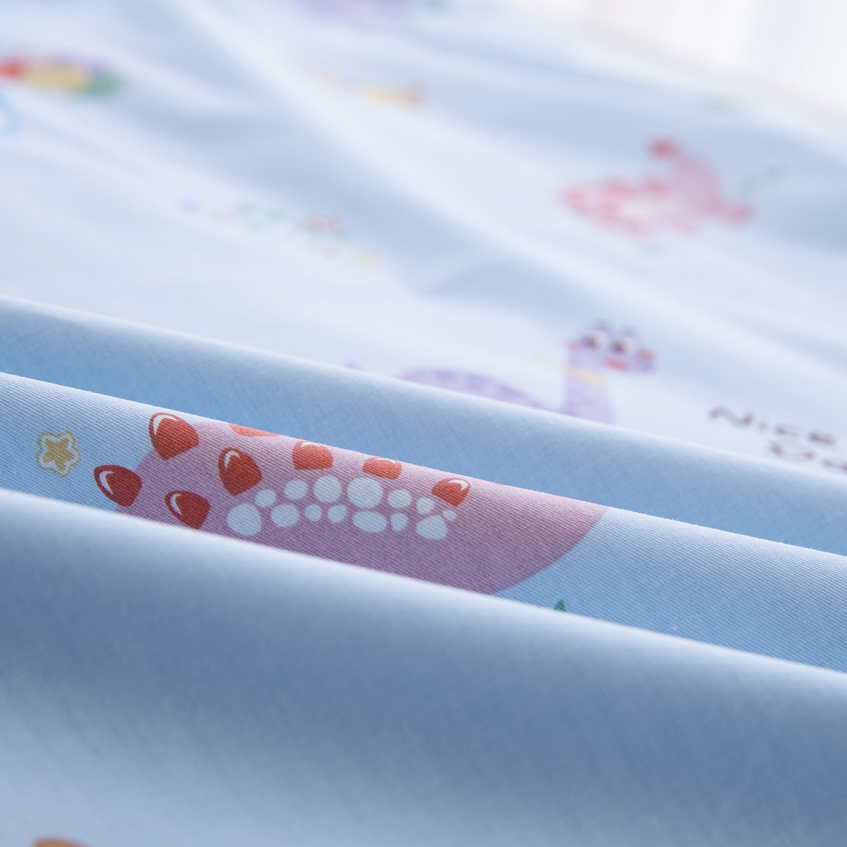 91家纺网 家纺一手货源 找家纺 乐秀 2026新款幼儿园双面四季款儿童床垫套+床垫芯 恐龙派对