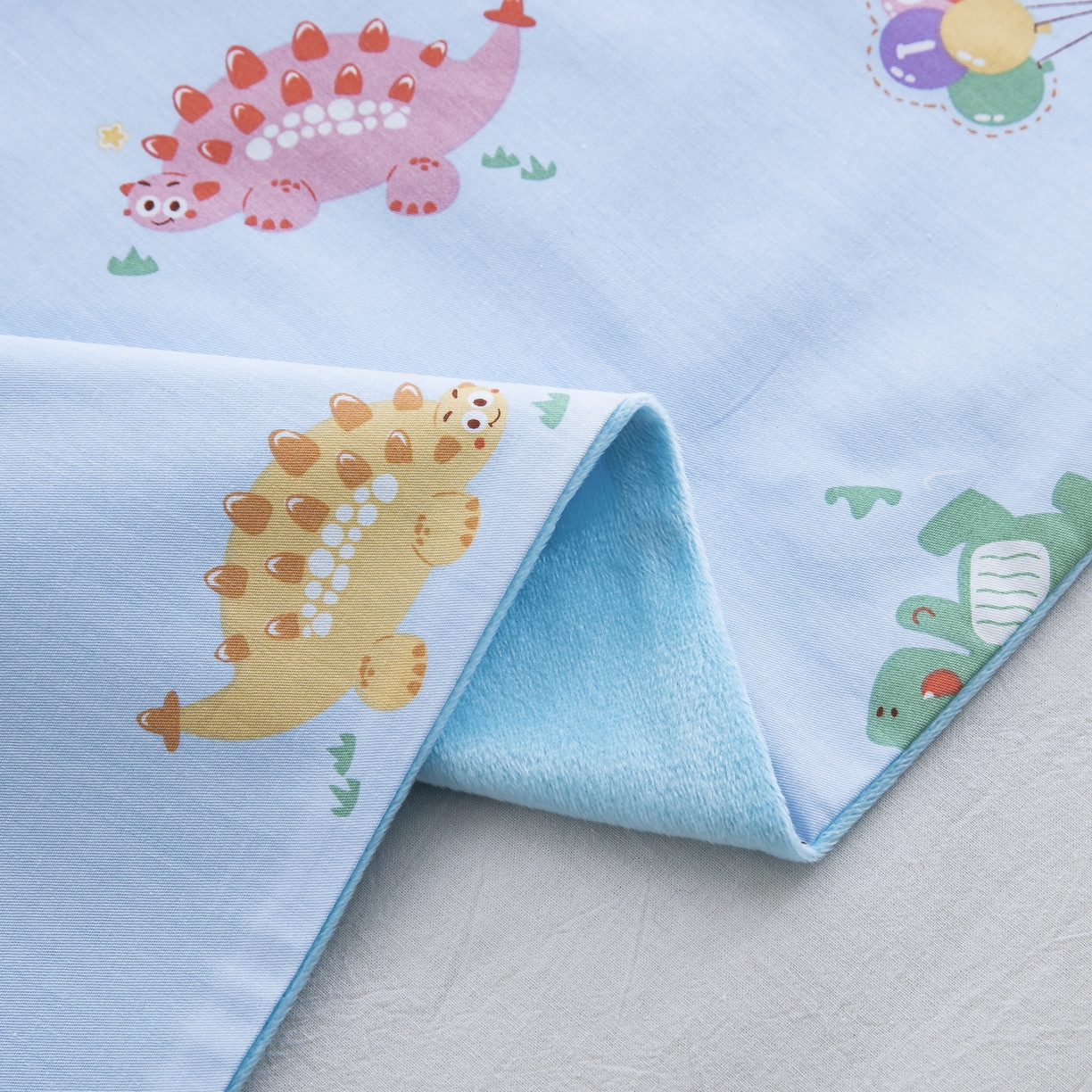 91家纺网 家纺一手货源 找家纺 乐秀 2026新款幼儿园双面四季款儿童床垫套+床垫芯 恐龙派对