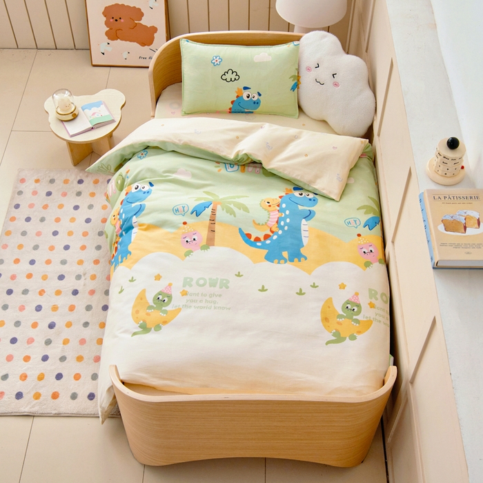 91家纺网 家纺一手货源 找家纺 鱼宝2026新款全棉幼儿园套件--萌趣系列 度假恐龙