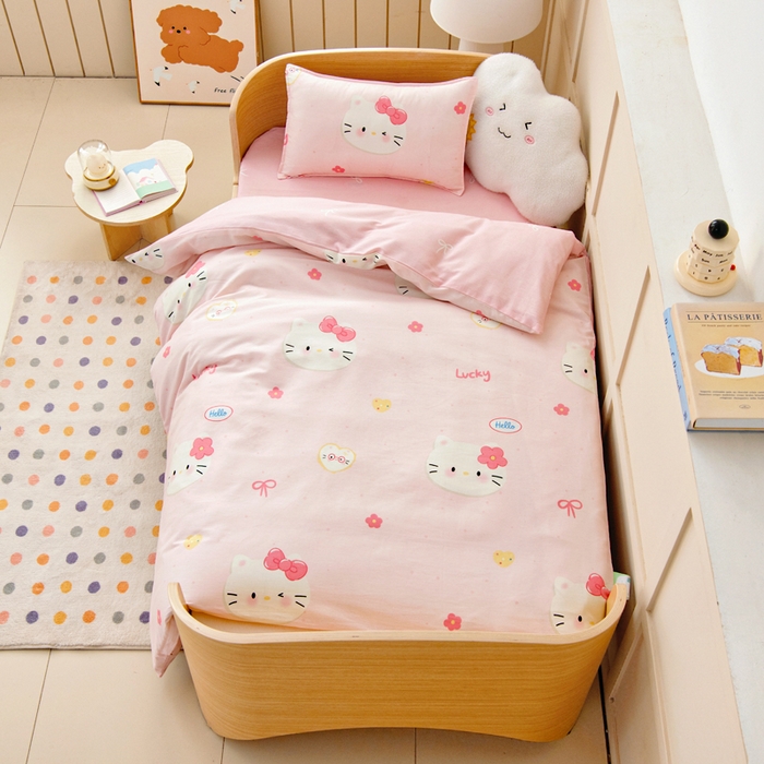 91家纺网 家纺一手货源 找家纺 鱼宝2026新款全棉幼儿园套件--萌趣系列 凯蒂甜梦