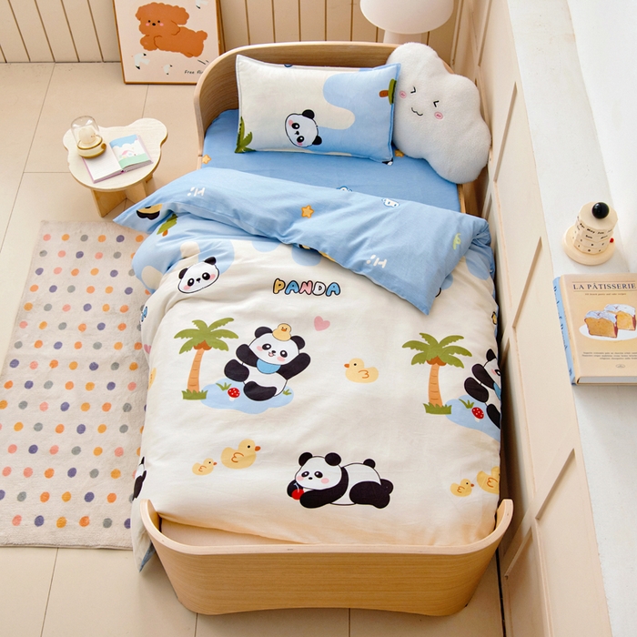 91家纺网 家纺一手货源 找家纺 鱼宝2026新款全棉幼儿园套件--萌趣系列 森林熊猫蓝