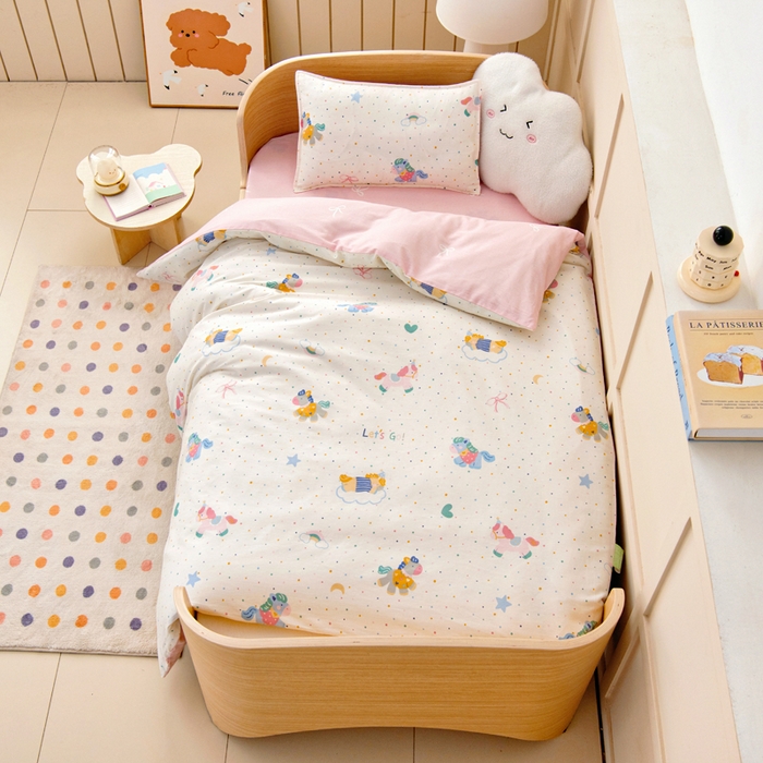 91家纺网 家纺一手货源 找家纺 鱼宝2026新款全棉幼儿园套件--萌趣系列 旋转木马