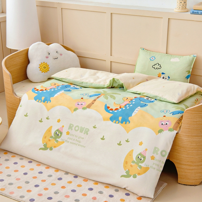 91家纺网 家纺一手货源 找家纺 鱼宝2026新款全棉幼儿园套件--萌趣系列 度假恐龙