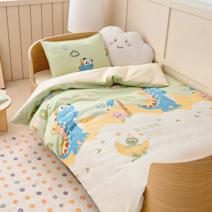 91家纺网 家纺一手货源 找家纺 鱼宝2026新款全棉幼儿园套件--萌趣系列 度假恐龙