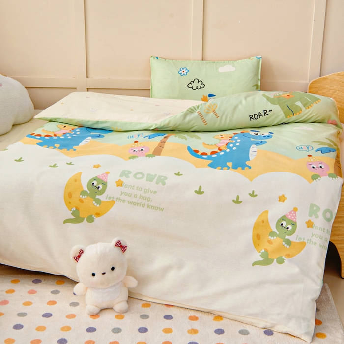 91家纺网 家纺一手货源 找家纺 鱼宝2026新款全棉幼儿园套件--萌趣系列 度假恐龙