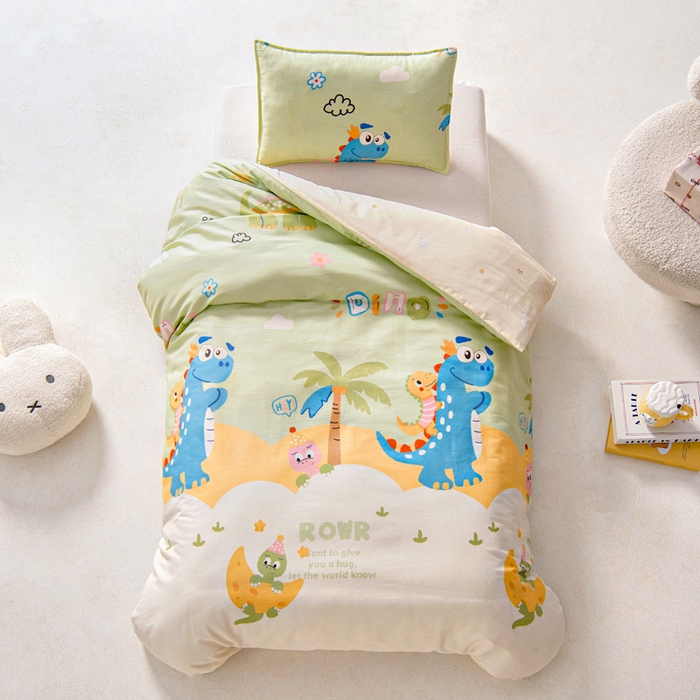 91家纺网 家纺一手货源 找家纺 鱼宝2026新款全棉幼儿园套件--萌趣系列 度假恐龙