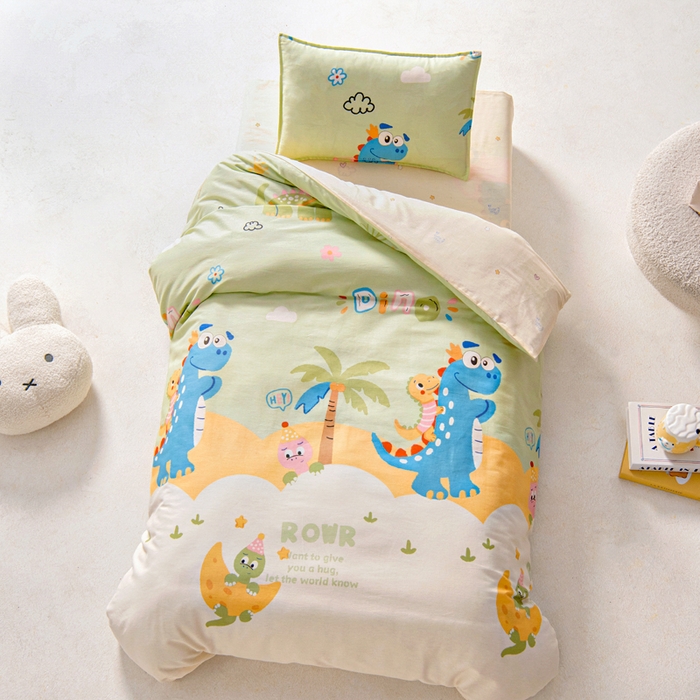 91家纺网 家纺一手货源 找家纺 鱼宝2026新款全棉幼儿园套件--萌趣系列 度假恐龙