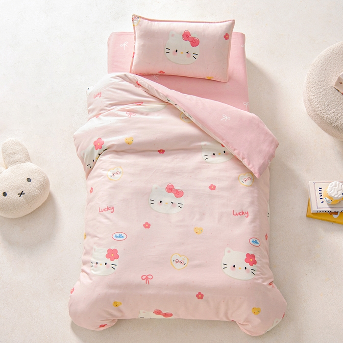 91家纺网 家纺一手货源 找家纺 鱼宝2026新款全棉幼儿园套件--萌趣系列 凯蒂甜梦