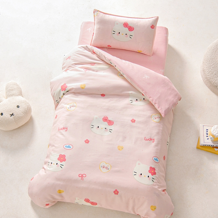 91家纺网 家纺一手货源 找家纺 鱼宝2026新款全棉幼儿园套件--萌趣系列 凯蒂甜梦