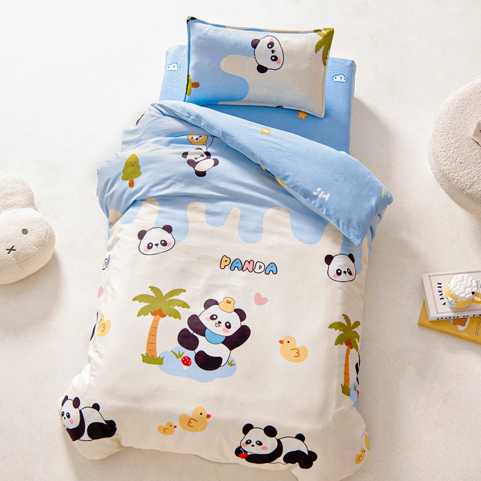 91家纺网 家纺一手货源 找家纺 鱼宝2026新款全棉幼儿园套件--萌趣系列 森林熊猫蓝