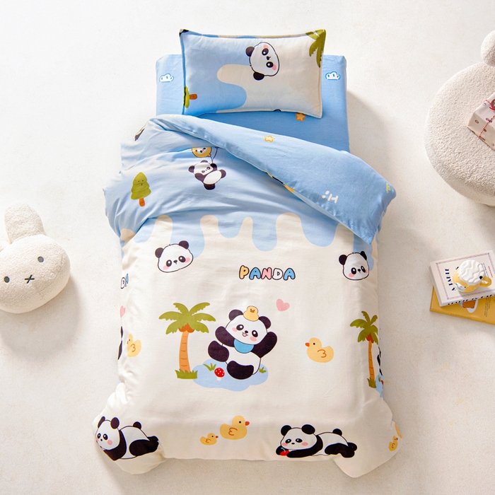 91家纺网 家纺一手货源 找家纺 鱼宝2026新款全棉幼儿园套件--萌趣系列 森林熊猫蓝