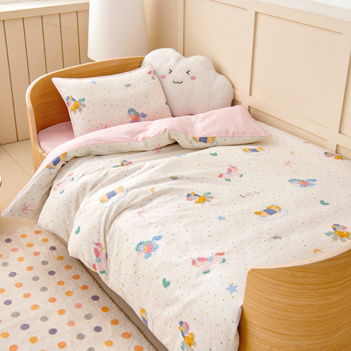 91家纺网 家纺一手货源 找家纺 鱼宝2026新款全棉幼儿园套件--萌趣系列 旋转木马