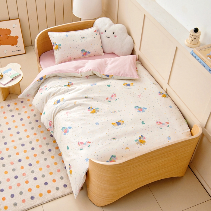 91家纺网 家纺一手货源 找家纺 鱼宝2026新款全棉幼儿园套件--萌趣系列 旋转木马