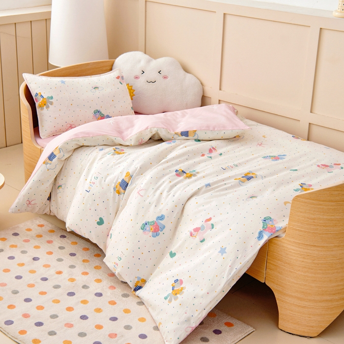 91家纺网 家纺一手货源 找家纺 鱼宝2026新款全棉幼儿园套件--萌趣系列 旋转木马