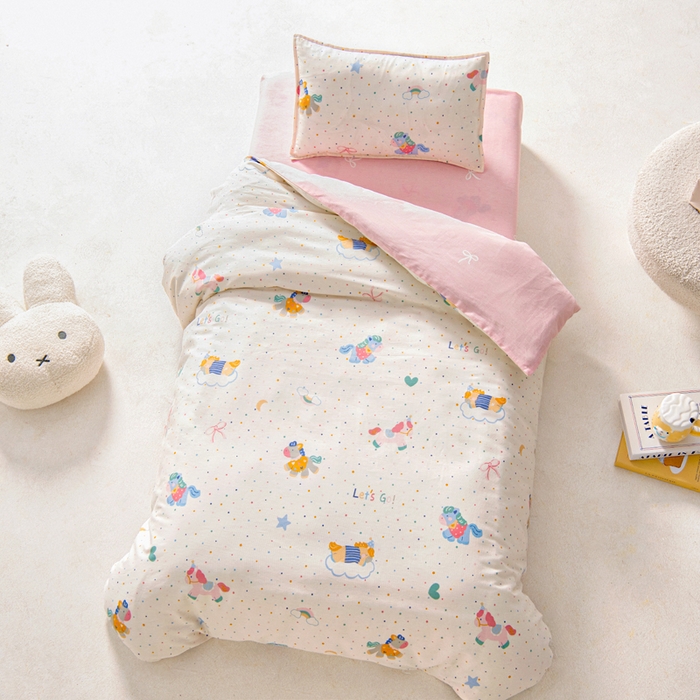 91家纺网 家纺一手货源 找家纺 鱼宝2026新款全棉幼儿园套件--萌趣系列 旋转木马