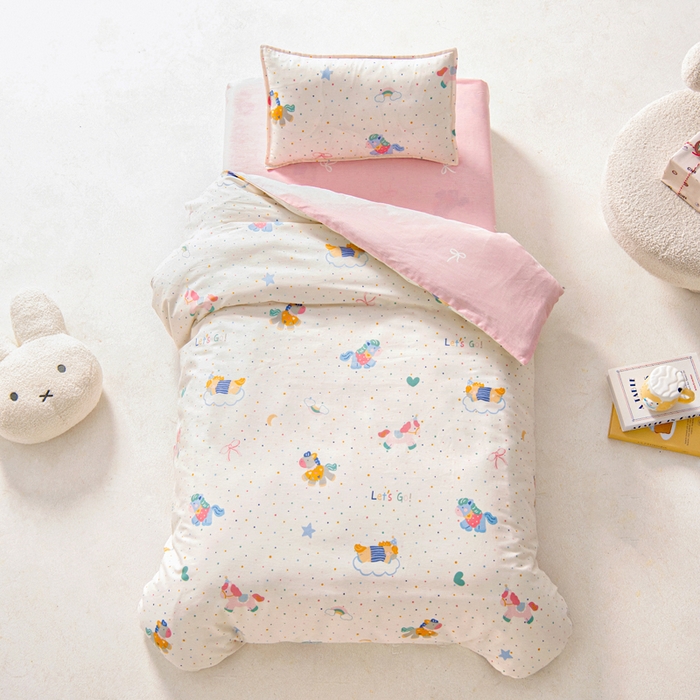 91家纺网 家纺一手货源 找家纺 鱼宝2026新款全棉幼儿园套件--萌趣系列 旋转木马