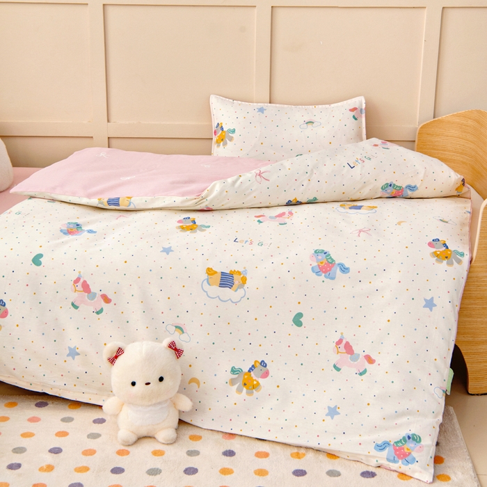 91家纺网 家纺一手货源 找家纺 鱼宝2026新款全棉幼儿园套件--萌趣系列 旋转木马