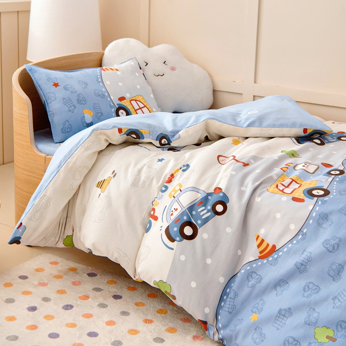 91家纺网 家纺一手货源 找家纺 鱼宝2026新款全棉幼儿园套件--萌趣系列 阳光车队