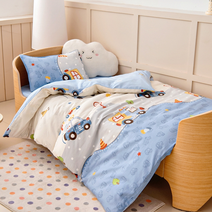 91家纺网 家纺一手货源 找家纺 鱼宝2026新款全棉幼儿园套件--萌趣系列 阳光车队