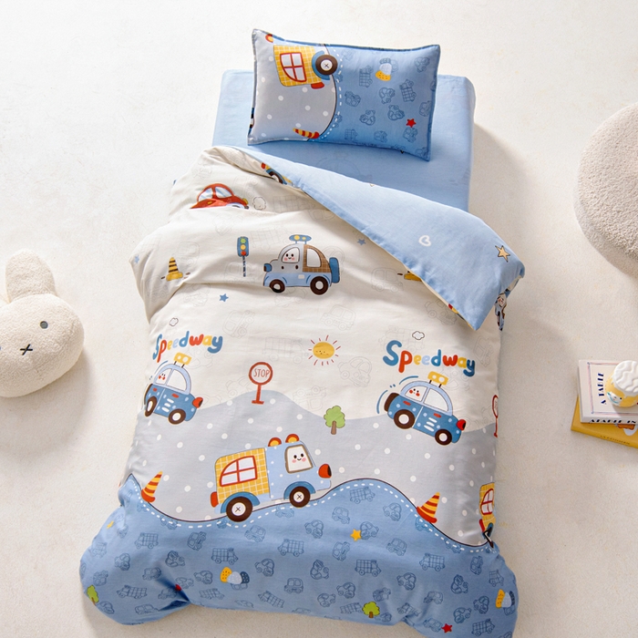 91家纺网 家纺一手货源 找家纺 鱼宝2026新款全棉幼儿园套件--萌趣系列 阳光车队