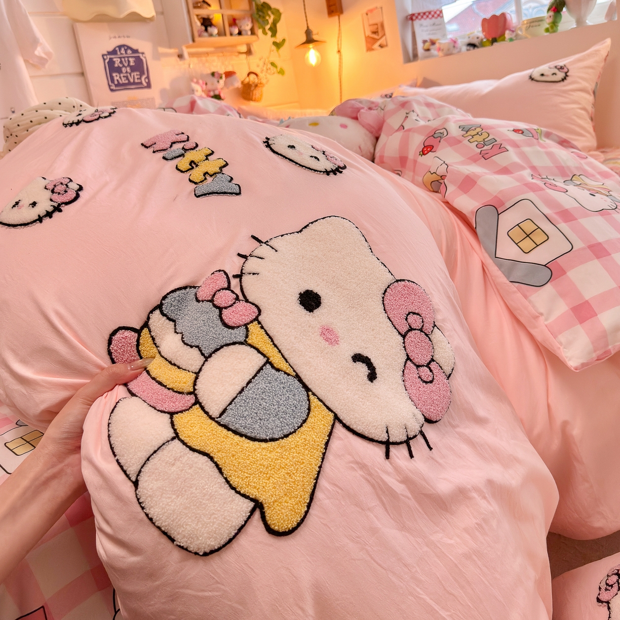 91家纺网 家纺一手货源 找家纺 优卡迪家纺馆 2026新款水洗棉印加绣四件套 甜梦小喵-玉粉