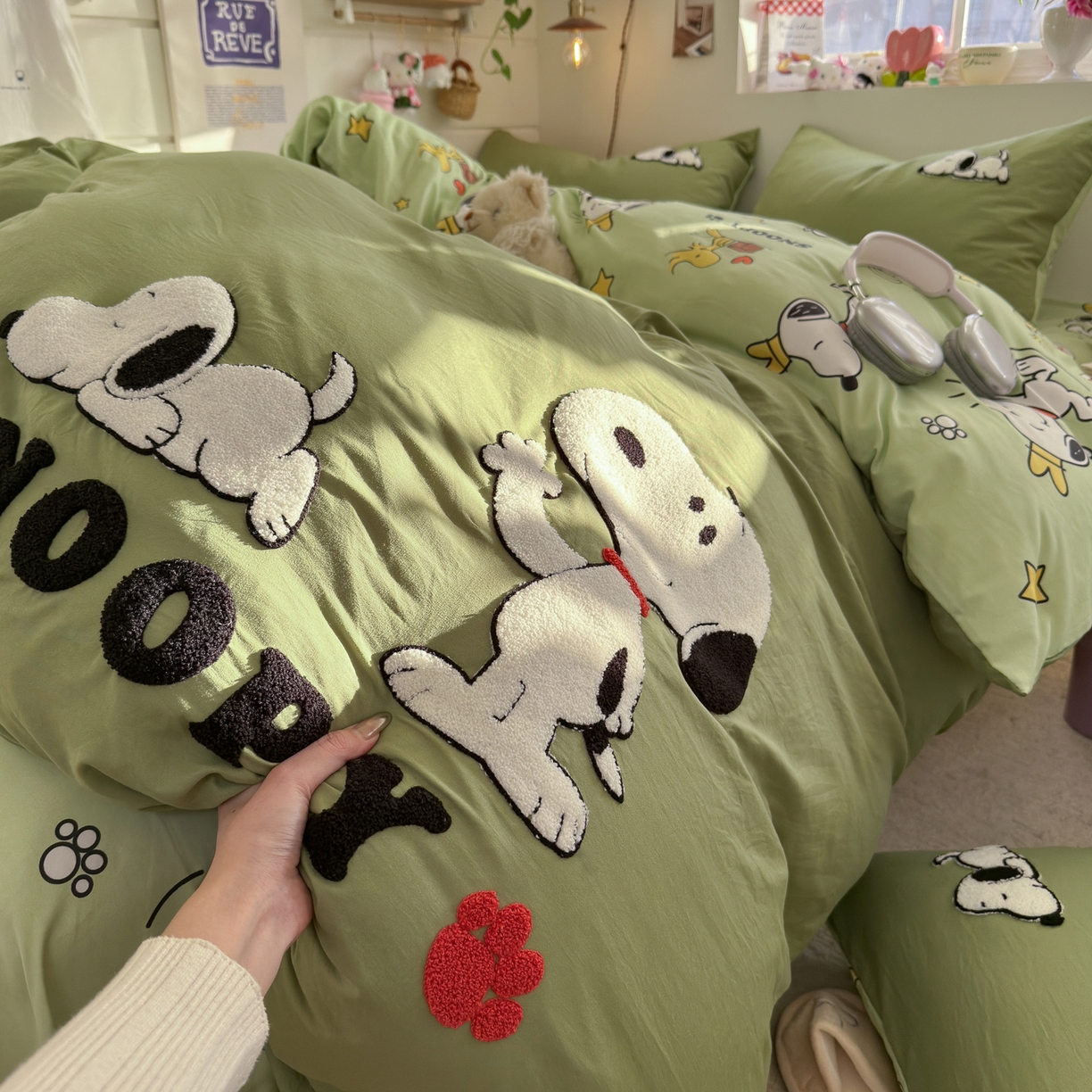 91家纺网 家纺一手货源 找家纺 优卡迪家纺馆 2026新款水洗棉印加绣四件套 花生布丁狗-茶绿