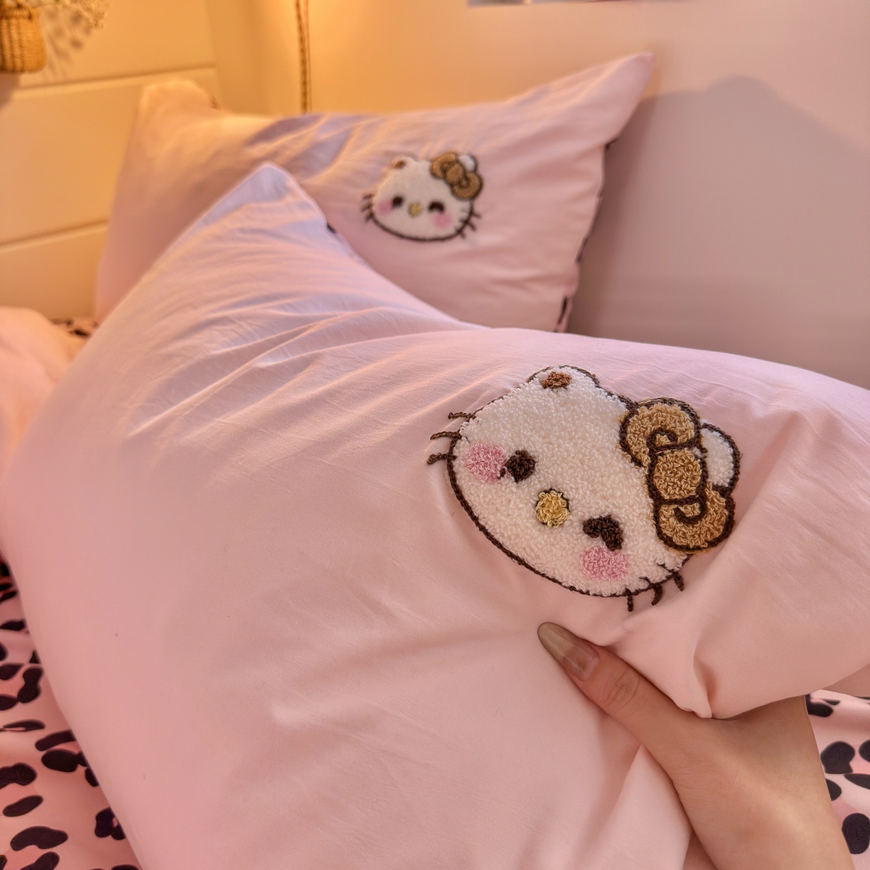 91家纺网 家纺一手货源 找家纺 优卡迪家纺馆 2026新款水洗棉印加绣四件套 豹纹KT-玉粉