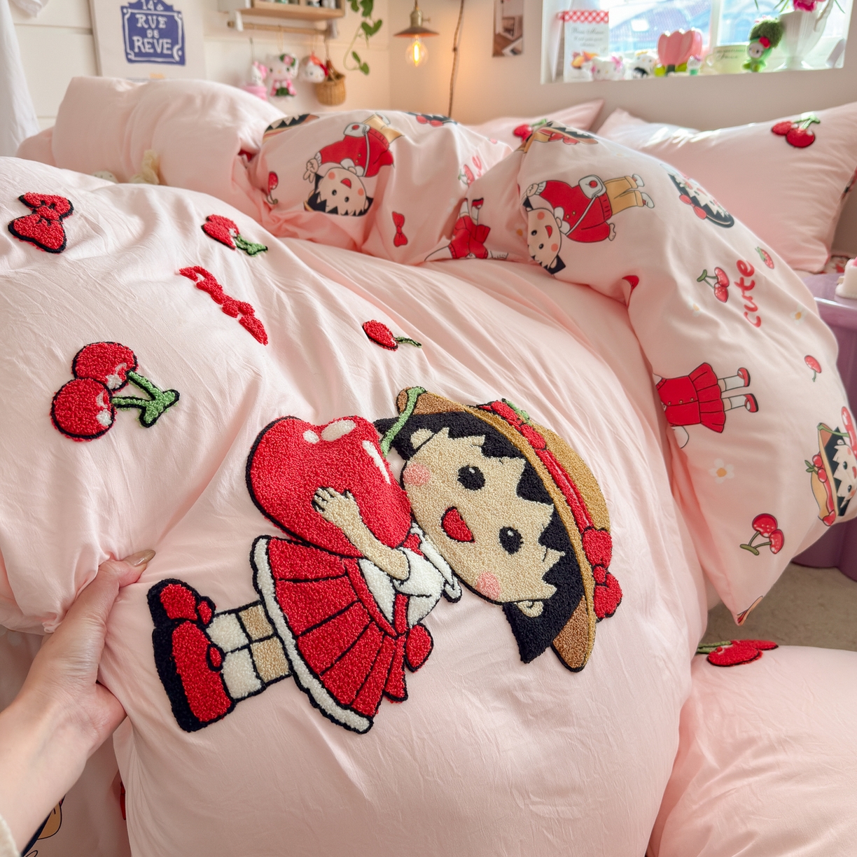 91家纺网 家纺一手货源 找家纺 优卡迪家纺馆 2026新款水洗棉印加绣四件套 草莓女孩-玉粉