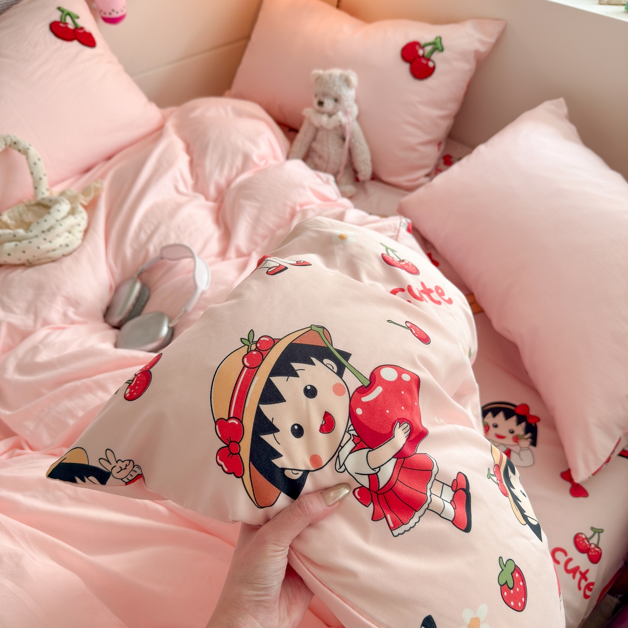 91家纺网 家纺一手货源 找家纺 优卡迪家纺馆 2026新款水洗棉印加绣四件套 草莓女孩-玉粉