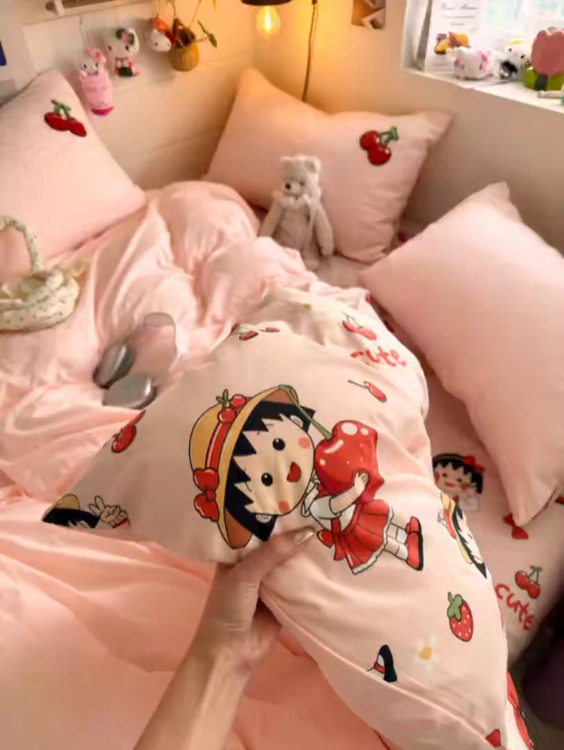 91家纺网 家纺一手货源 找家纺 优卡迪家纺馆 2026新款水洗棉印加绣四件套 草莓女孩-玉粉