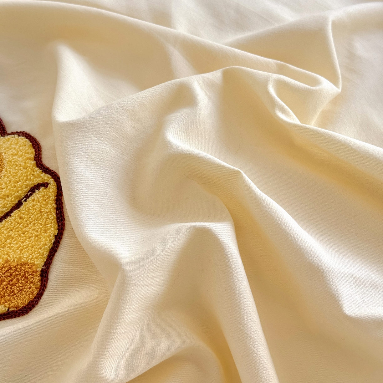 91家纺网 家纺一手货源 找家纺 优卡迪家纺馆 2026新款水洗棉印加绣四件套 海绵宝宝-奶黄