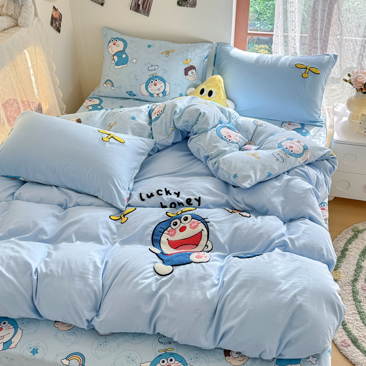 91家纺网 家纺一手货源 找家纺 优卡迪家纺馆 2026新款水洗棉印加绣四件套 机器猫-天蓝