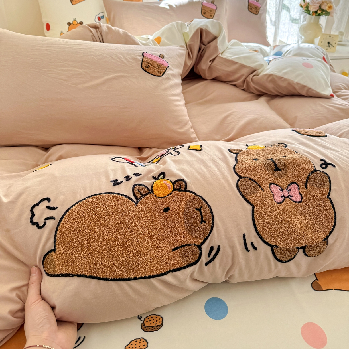 91家纺网 家纺一手货源 找家纺 优卡迪家纺馆 2026新款水洗棉印加绣四件套 卡皮巴拉-杏色