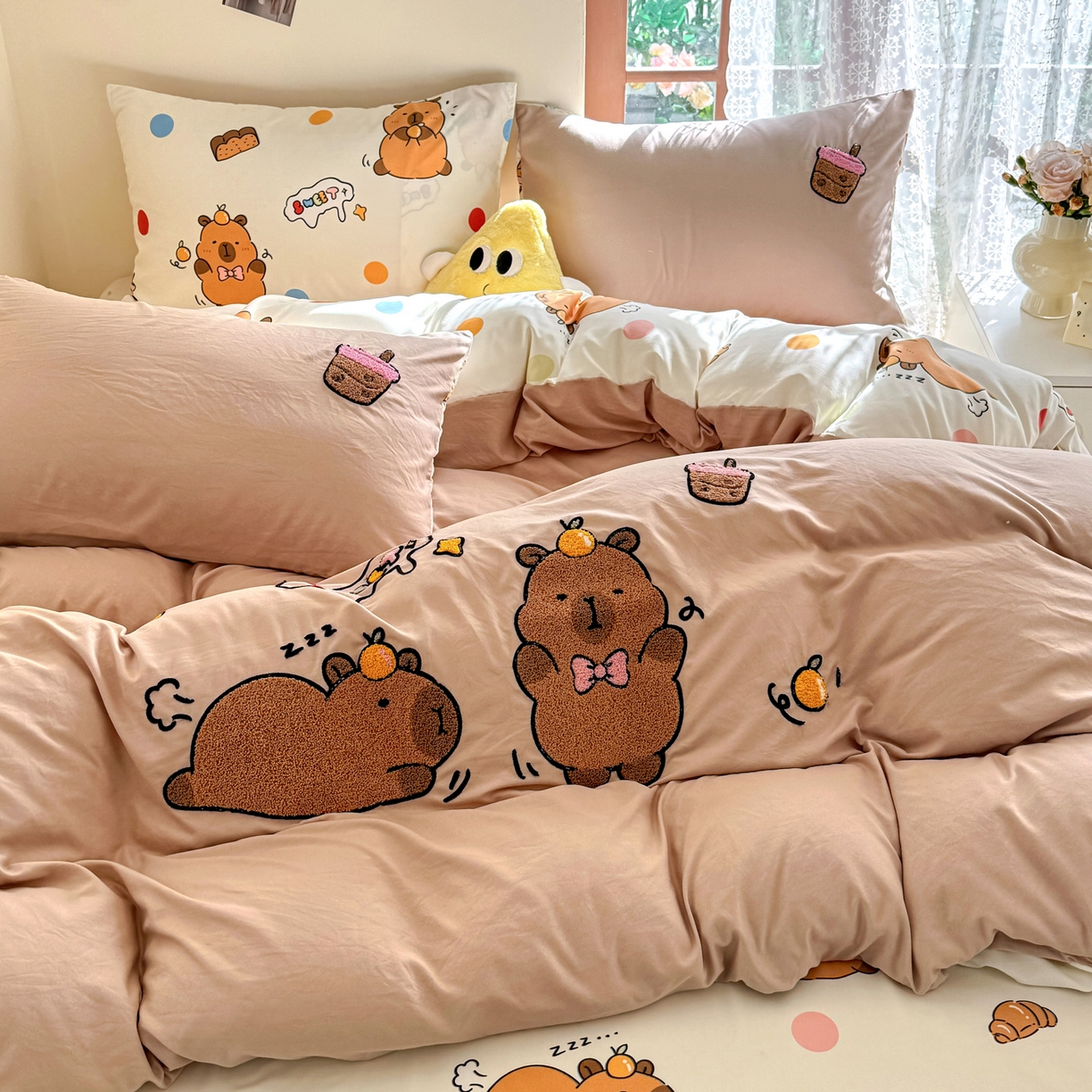 91家纺网 家纺一手货源 找家纺 优卡迪家纺馆 2026新款水洗棉印加绣四件套 卡皮巴拉-杏色