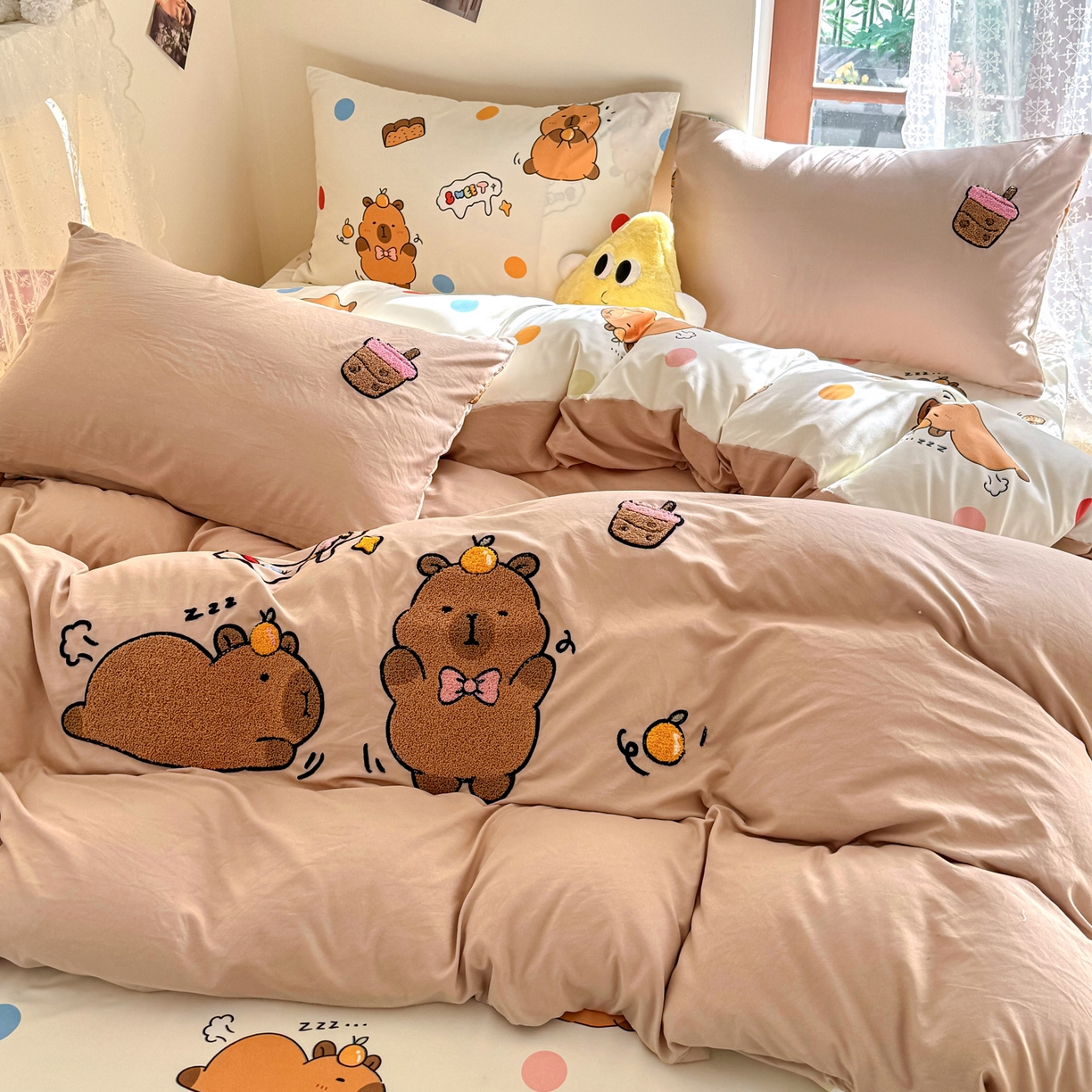 91家纺网 家纺一手货源 找家纺 优卡迪家纺馆 2026新款水洗棉印加绣四件套 卡皮巴拉-杏色