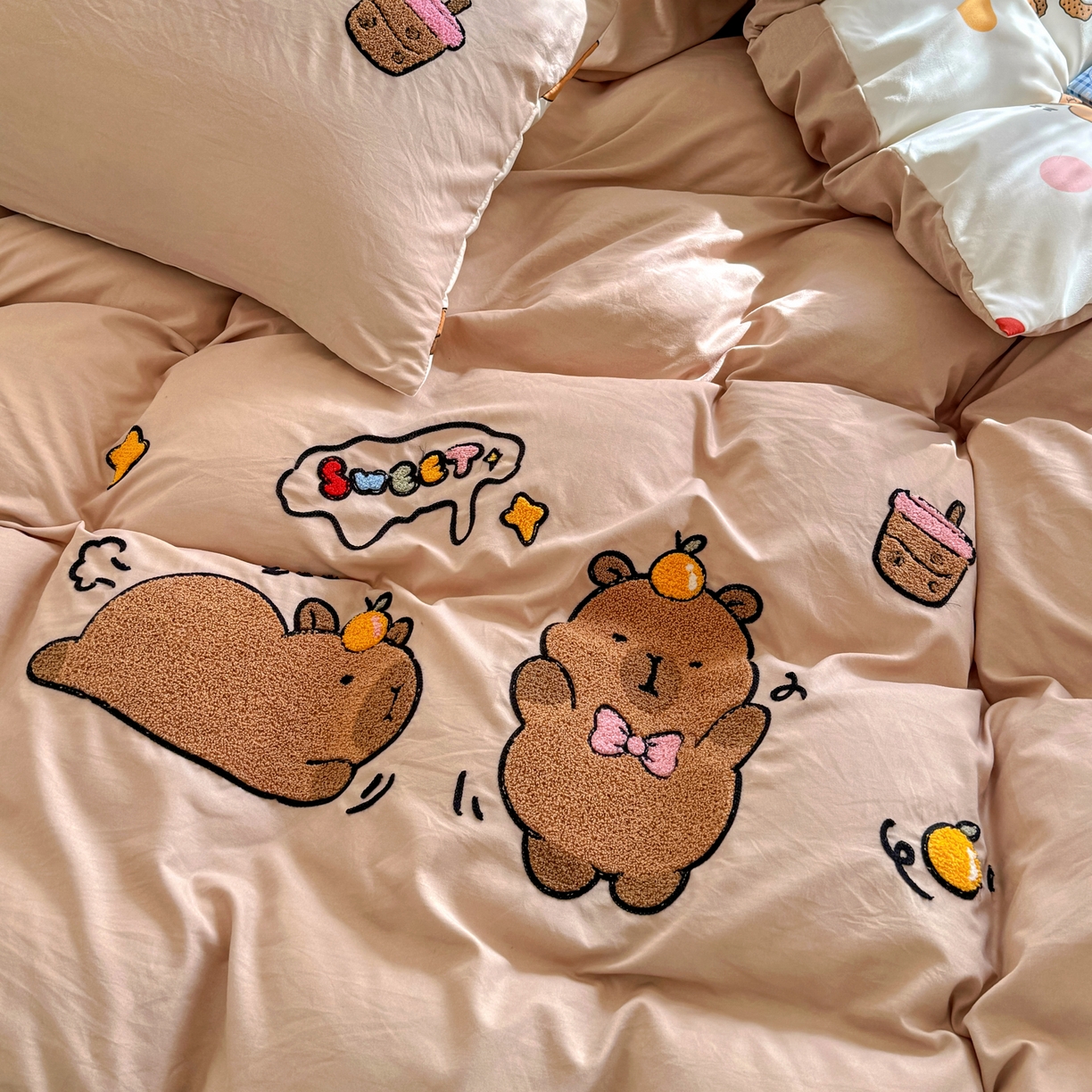 91家纺网 家纺一手货源 找家纺 优卡迪家纺馆 2026新款水洗棉印加绣四件套 卡皮巴拉-杏色