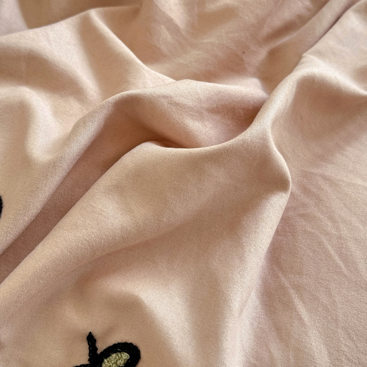 91家纺网 家纺一手货源 找家纺 优卡迪家纺馆 2026新款水洗棉印加绣四件套 卡皮巴拉-杏色