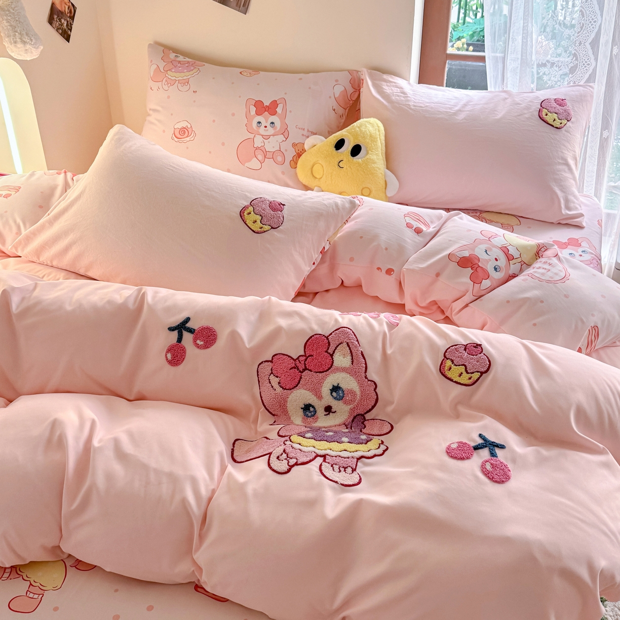 91家纺网 家纺一手货源 找家纺 优卡迪家纺馆 2026新款水洗棉印加绣四件套 玲娜-玉粉