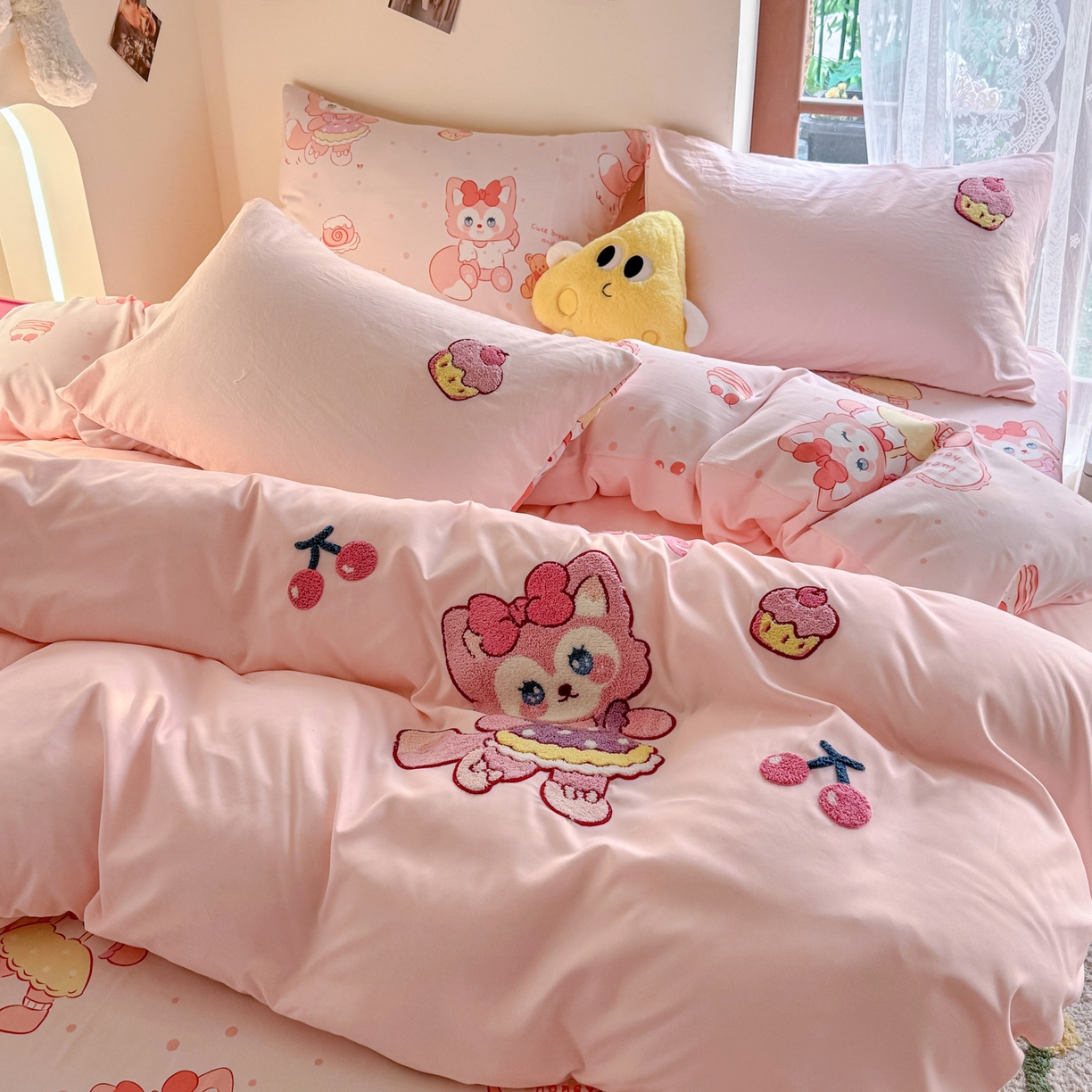 91家纺网 家纺一手货源 找家纺 优卡迪家纺馆 2026新款水洗棉印加绣四件套 玲娜-玉粉