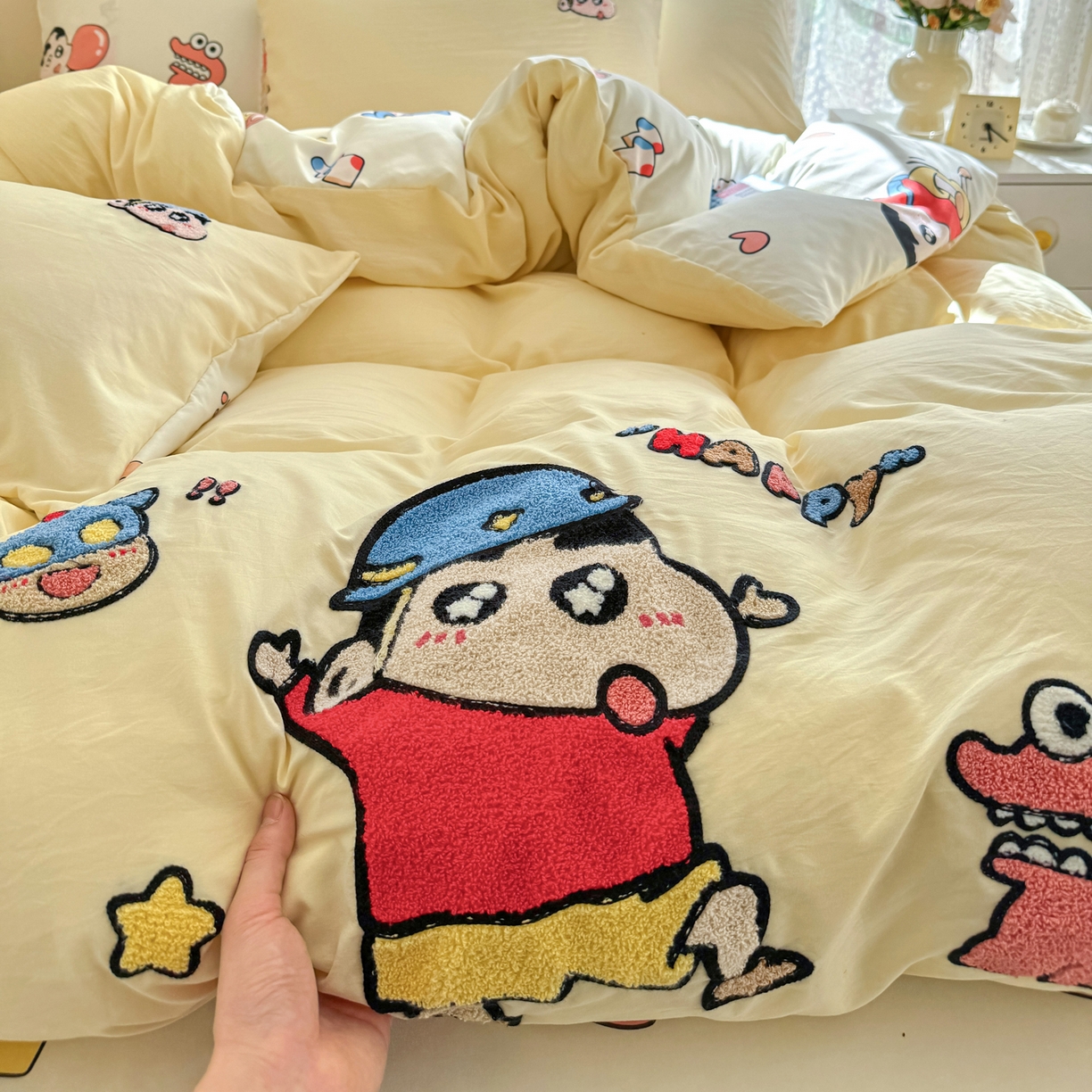 91家纺网 家纺一手货源 找家纺 优卡迪家纺馆 2026新款水洗棉印加绣四件套 淘气小新-奶黄