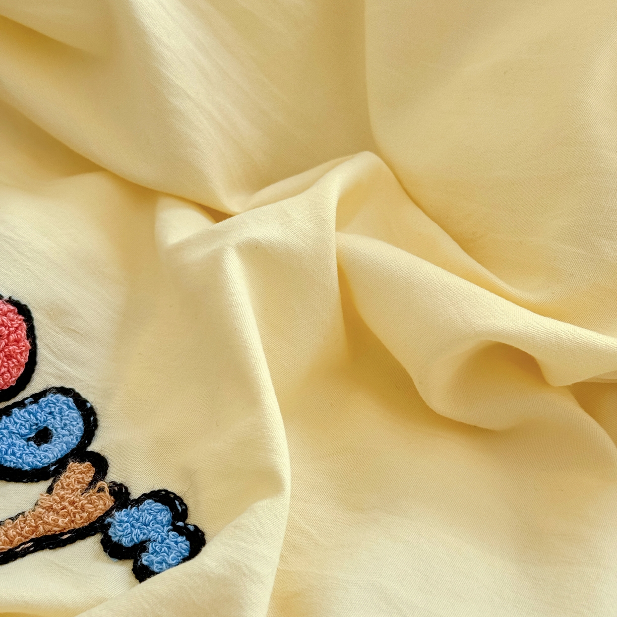 91家纺网 家纺一手货源 找家纺 优卡迪家纺馆 2026新款水洗棉印加绣四件套 淘气小新-奶黄