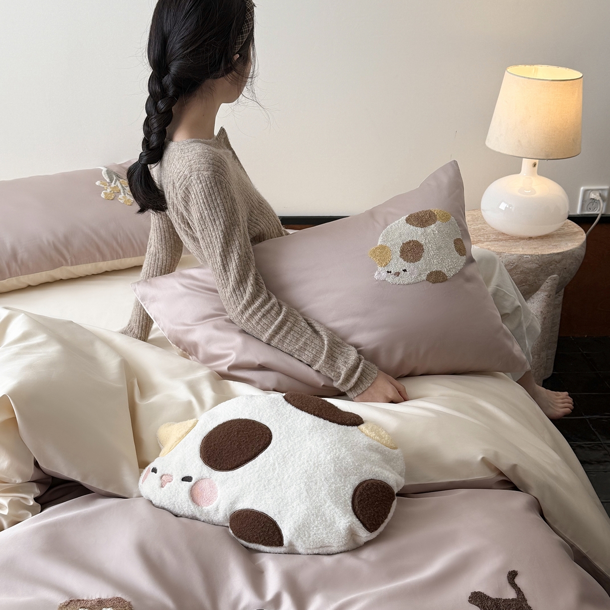 91家纺网 家纺一手货源 找家纺 鹿班家居 2026春季新品100S长绒棉毛巾绣系列四件套-午后（标准会员-20元） 午后-粉白