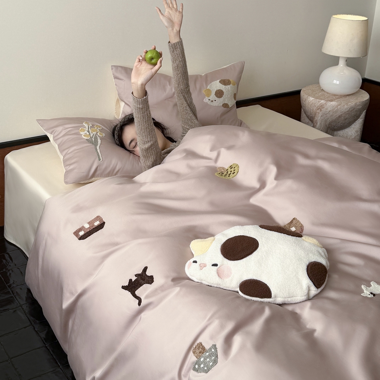 91家纺网 家纺一手货源 找家纺 鹿班家居 2026春季新品100S长绒棉毛巾绣系列四件套-午后（标准会员-20元） 午后-粉白