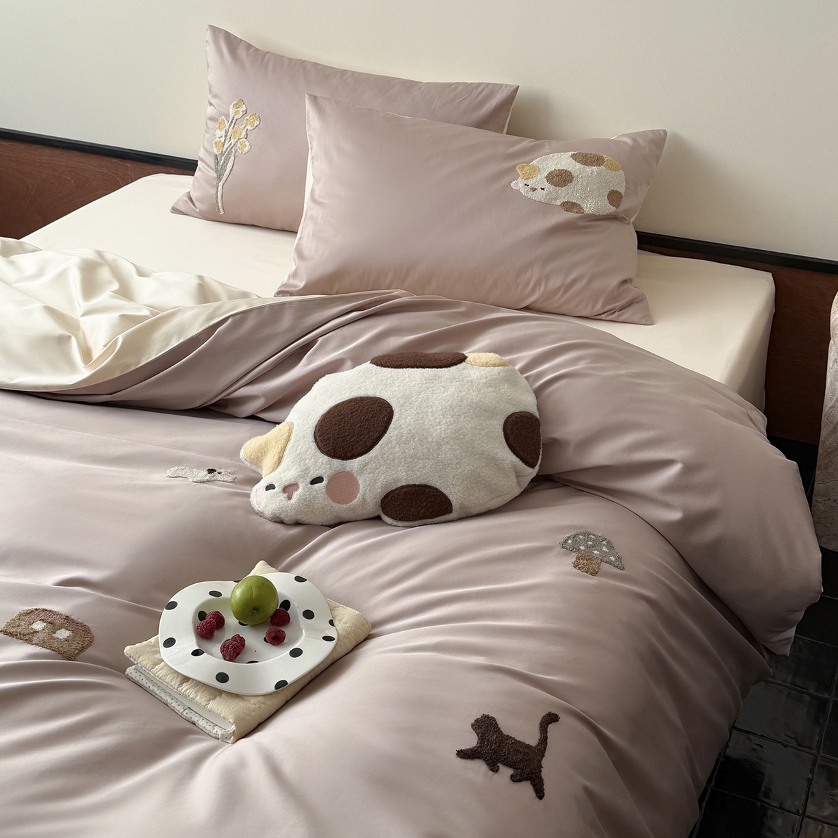 91家纺网 家纺一手货源 找家纺 鹿班家居 2026春季新品100S长绒棉毛巾绣系列四件套-午后（标准会员-20元） 午后-粉白