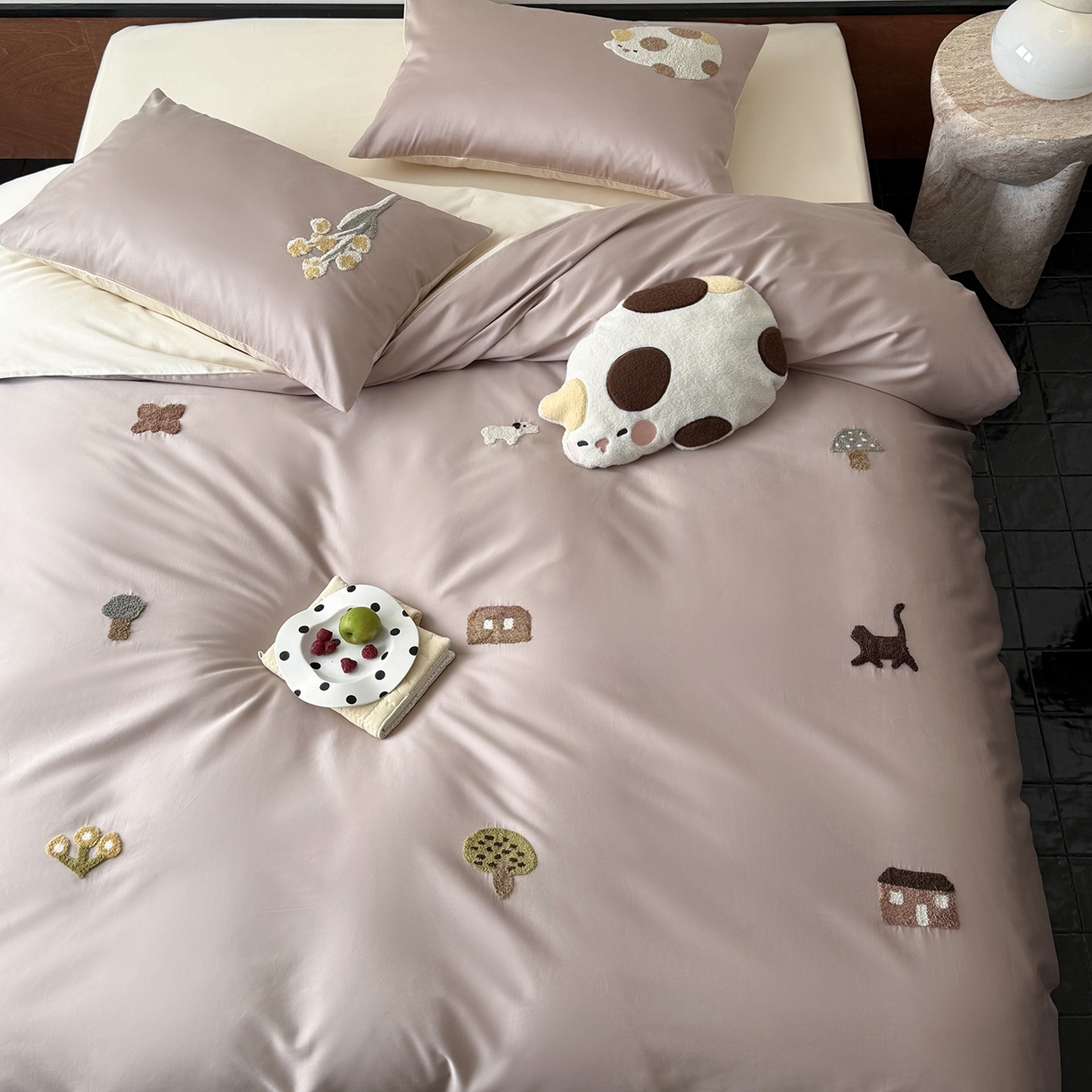 91家纺网 家纺一手货源 找家纺 鹿班家居 2026春季新品100S长绒棉毛巾绣系列四件套-午后（标准会员-20元） 午后-粉白